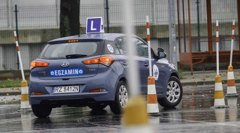 Jak dziś wygląda egzamin na prawo jazdy? Etapy, zasady i czas trwania